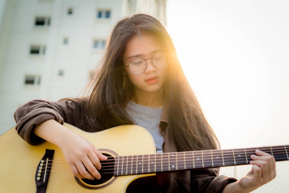 Lagu Ini Jadi Teman Saat Kamu Lagi Down!